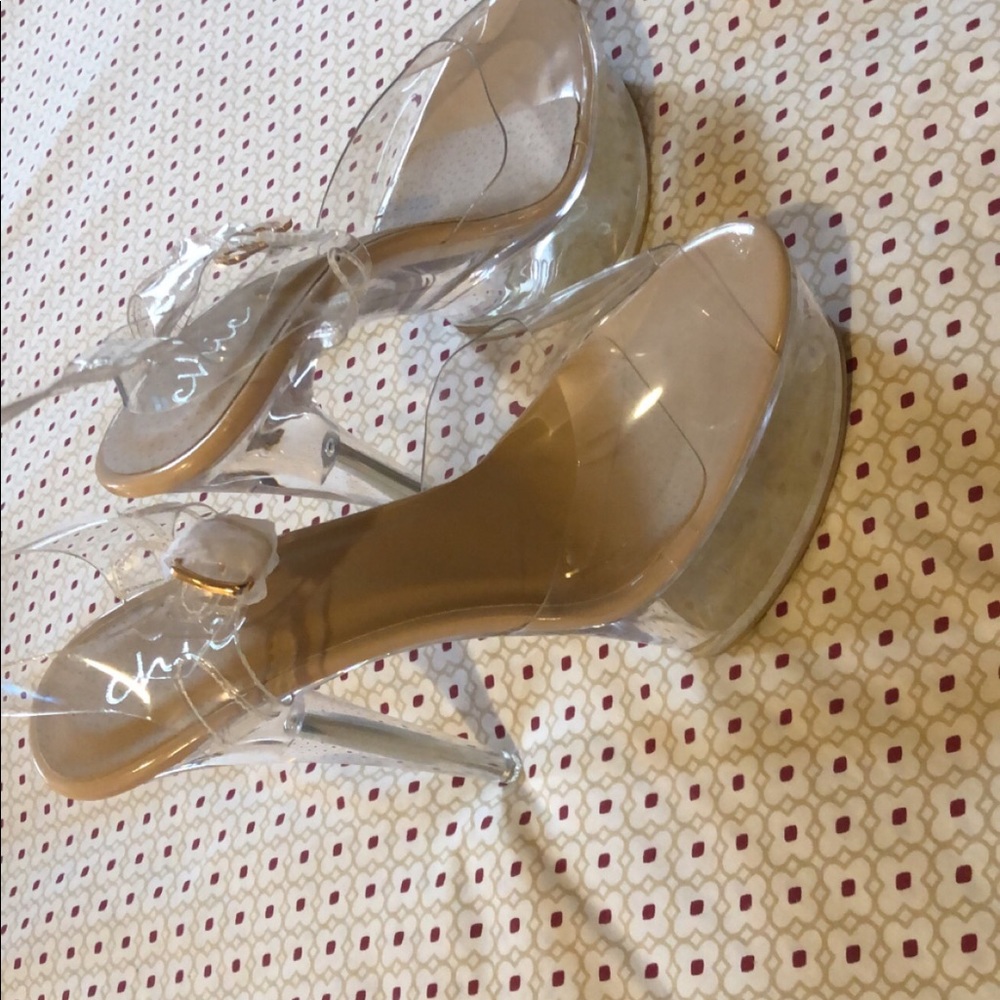 Brand New clear heels! Very elegant!! Size 8!